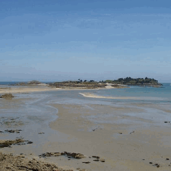 L’île des Hébihens face à St-Jacut-de-la-Mer 