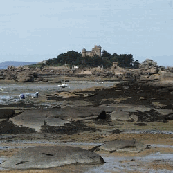 La plage de Tourony et le château de Costaéres à Ploumanach (22) 