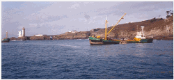 Extraction à point fixe par un navire à benne preneuse sur le site du Minou en Bretagne